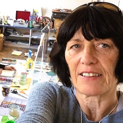 Selfie Elke Ernst mit Atelierhintergrund