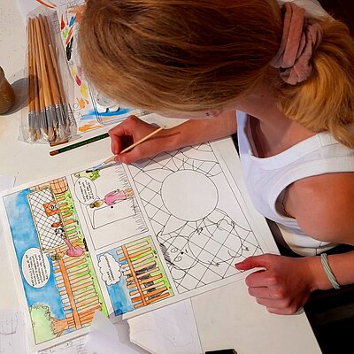 Mädchen zeichnet Comic in Comicwerkstatt in den Ferien in der Jugendkunstschule im Kreativ-Haus