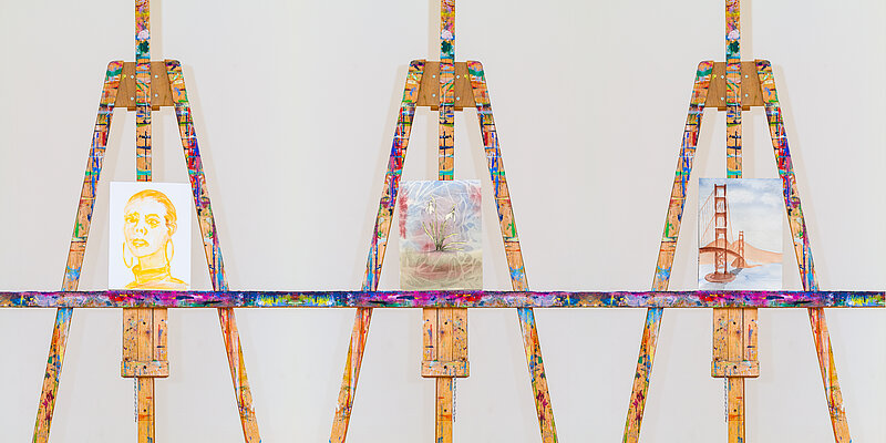 Drei Staffeleien mit Bildern aus Aquarellkurs im Kreativ-Haus