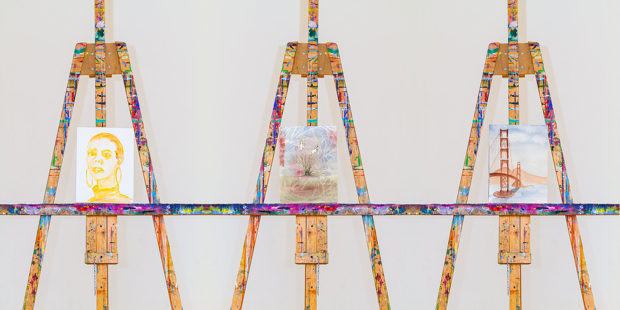 Drei Staffeleien mit Bildern aus Aquarellkurs im Kreativ-Haus