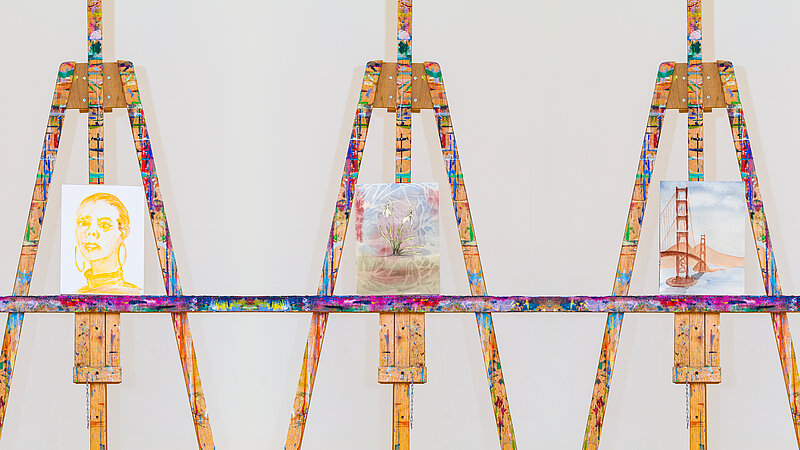 Drei Staffeleien mit Bildern aus Aquarellkurs im Kreativ-Haus