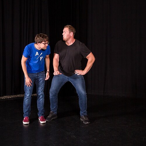 Zwei Männer im Dialog auf der Bühne
