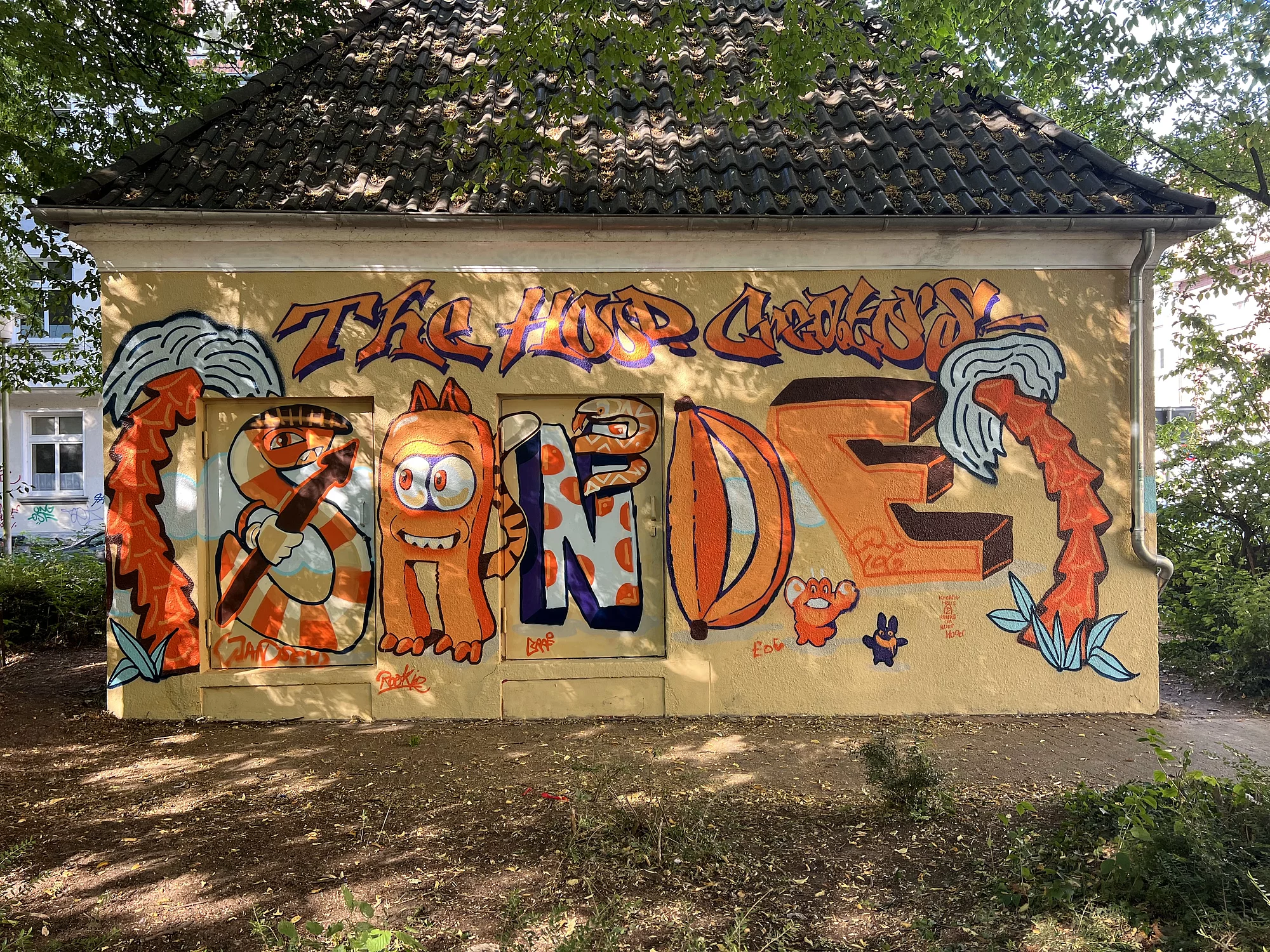 Graffiti auf dem Trafohäuschen am Zumsandespielplatz vom Projekt Hands On Your Hood der Jugendkunstschule im Kreativ-Haus
