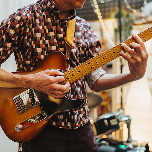 Gitarrespieler in der Hausband im Kreativ-Haus