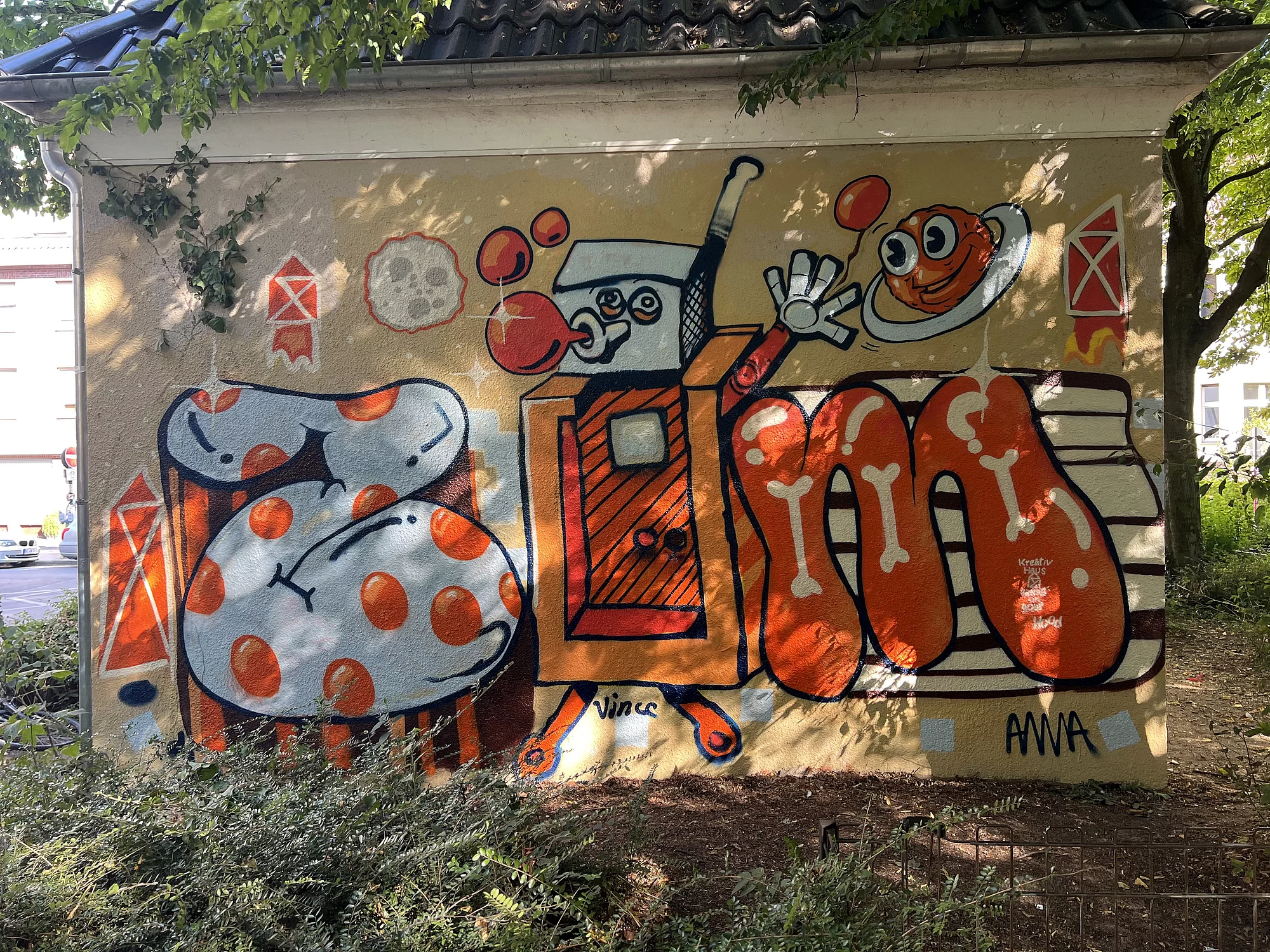 Graffiti auf dem Trafohäuschen am Zumsandespielplatz vom Projekt Hands On Your Hood der Jugendkunstschule im Kreativ-Haus