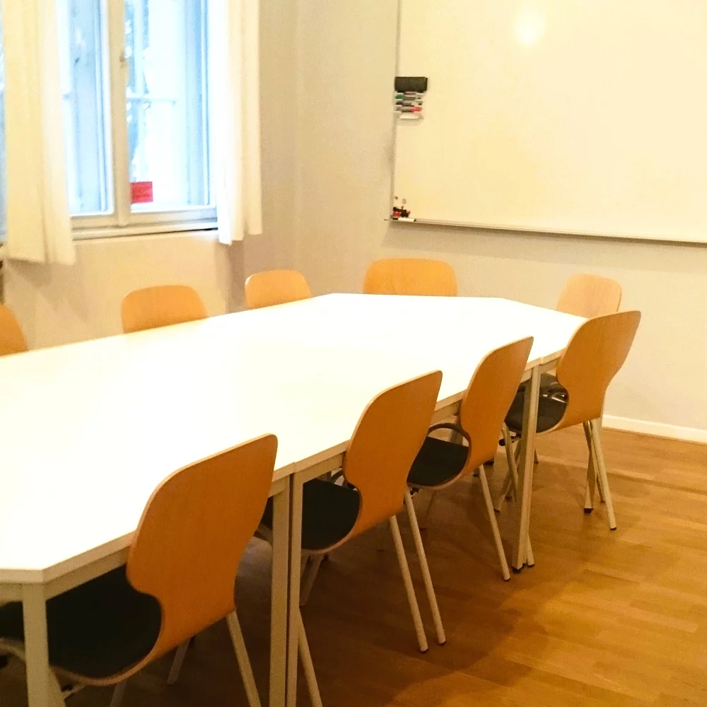 Kreativ-Haus Raum 5 mit Konferenztisch und Whiteboard