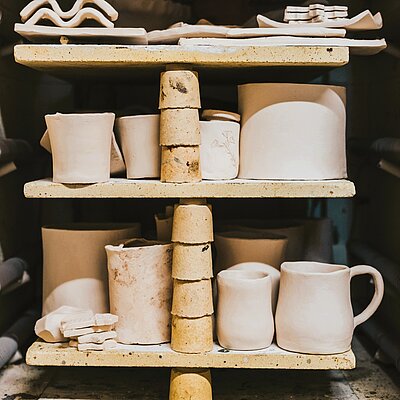 Brennofen geoeffnet darin getoepferte Objekte