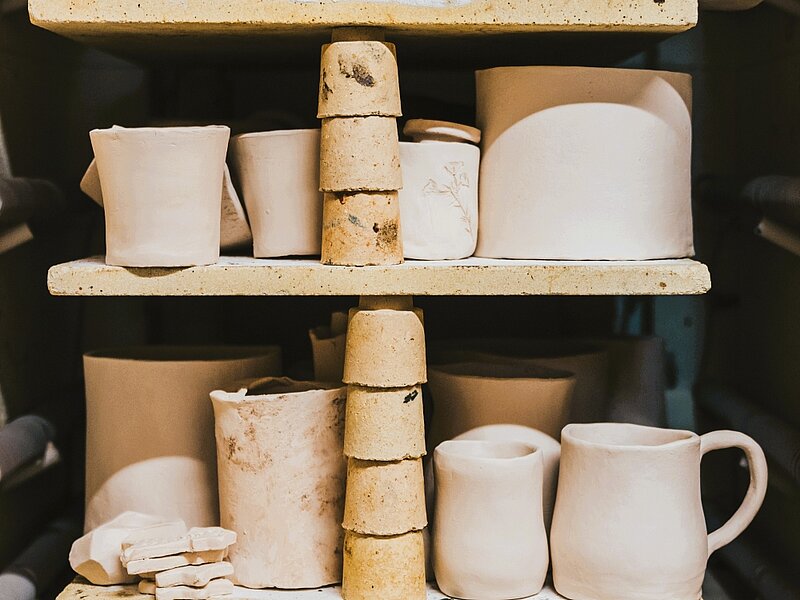 Brennofen geoeffnet darin getoepferte Objekte