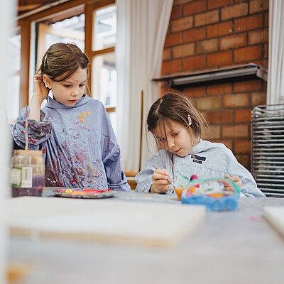 Zwei Mädchen malen im Kurs in der Jugendkunstschule im Kreativ-Haus
