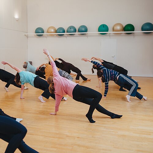 Tanzende Menschen im Kreativ-Haus