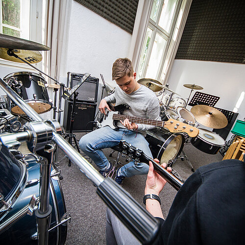 Zwei Jungs spielen E-Gitarre im Musikraum des Kreativ-Haus