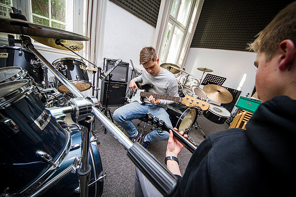 Zwei Jungs spielen E-Gitarre im Musikraum des Kreativ-Haus