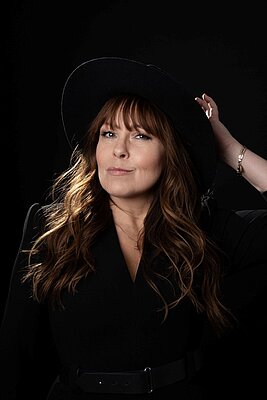 Kabarettistin Katie Freudenschuss im Kreativ-Haus