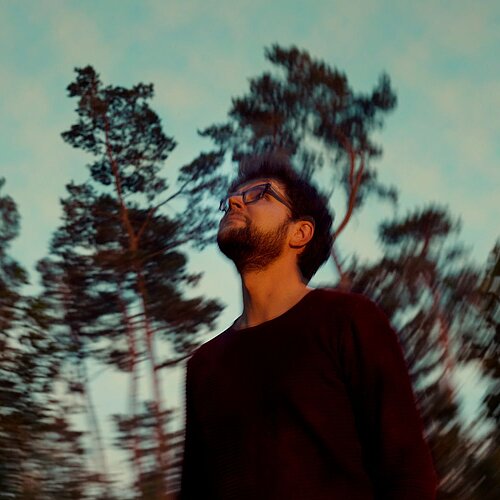 Philipp Hermann vor Wald in Dämmerung 