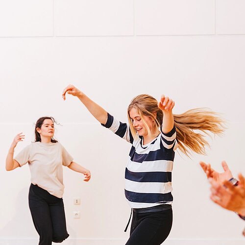 Tänzerinnen im Raum