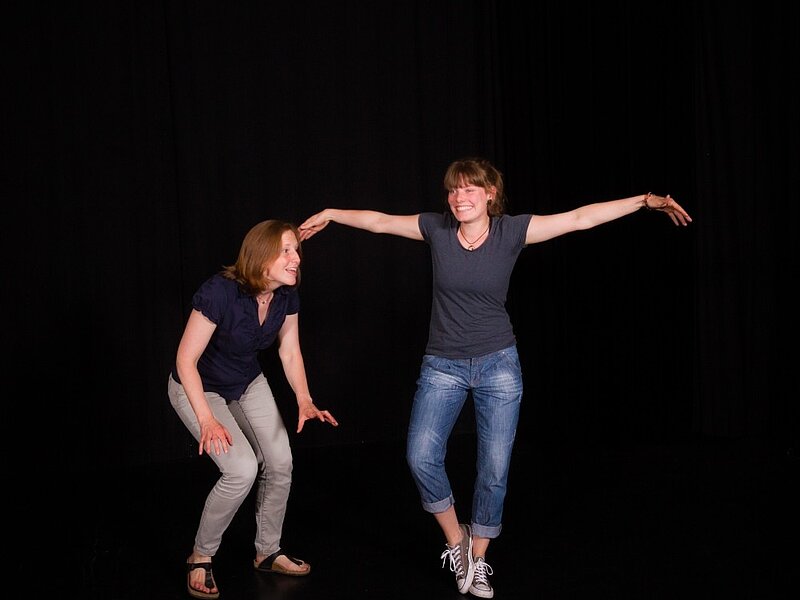 Zwei Frauen im Dialog auf der Bühne