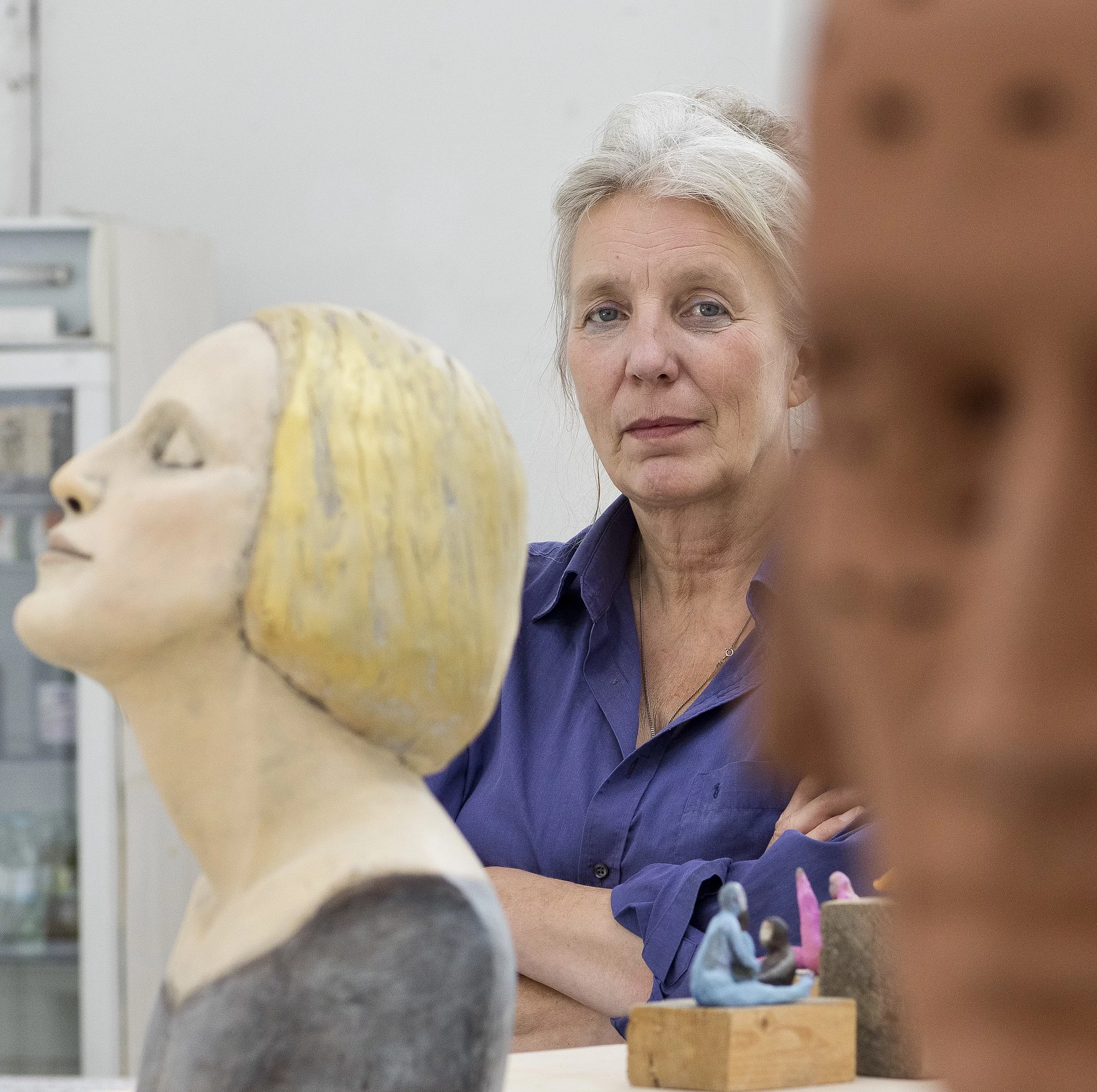 Kikki Schöpper mit Skulpturobjekt, Dozentin im Kreativ-Haus