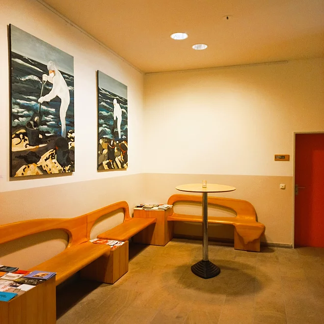 Kreativ-Haus Foyerbereich mit Holzbaenken