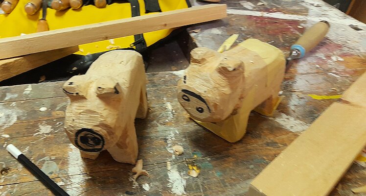 Zwei geschnitzte Schweine in der Schnitzwerkstatt in der Jugendkunstschule im Kreativ-Haus
