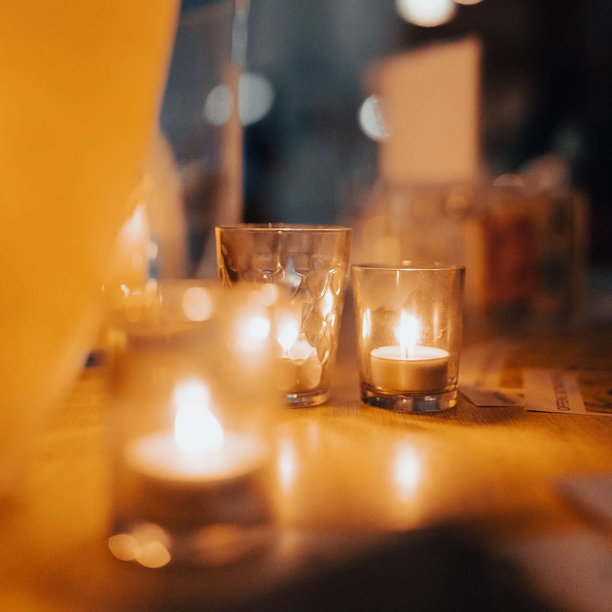 Nahaufnahme Teelichter im Cafe im Kreativ-Haus