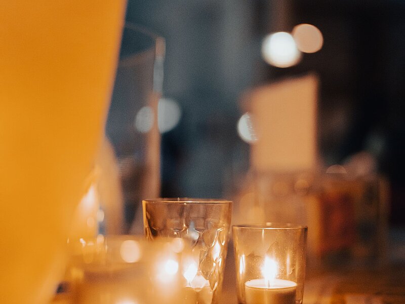 Nahaufnahme Teelichter im Cafe im Kreativ-Haus