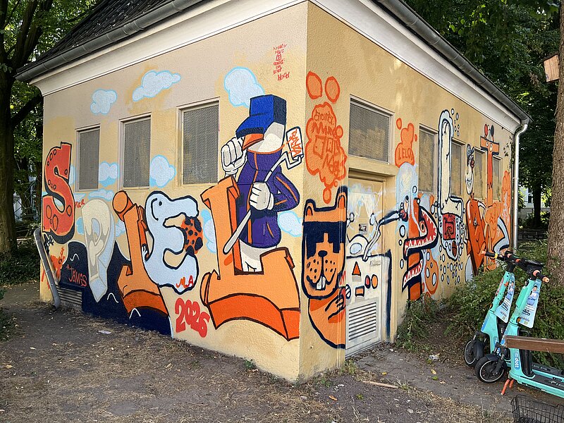 Graffiti auf dem Trafohäuschen am Zumsandespielplatz vom Projekt Hands On Your Hood der Jugendkunstschule im Kreativ-Haus