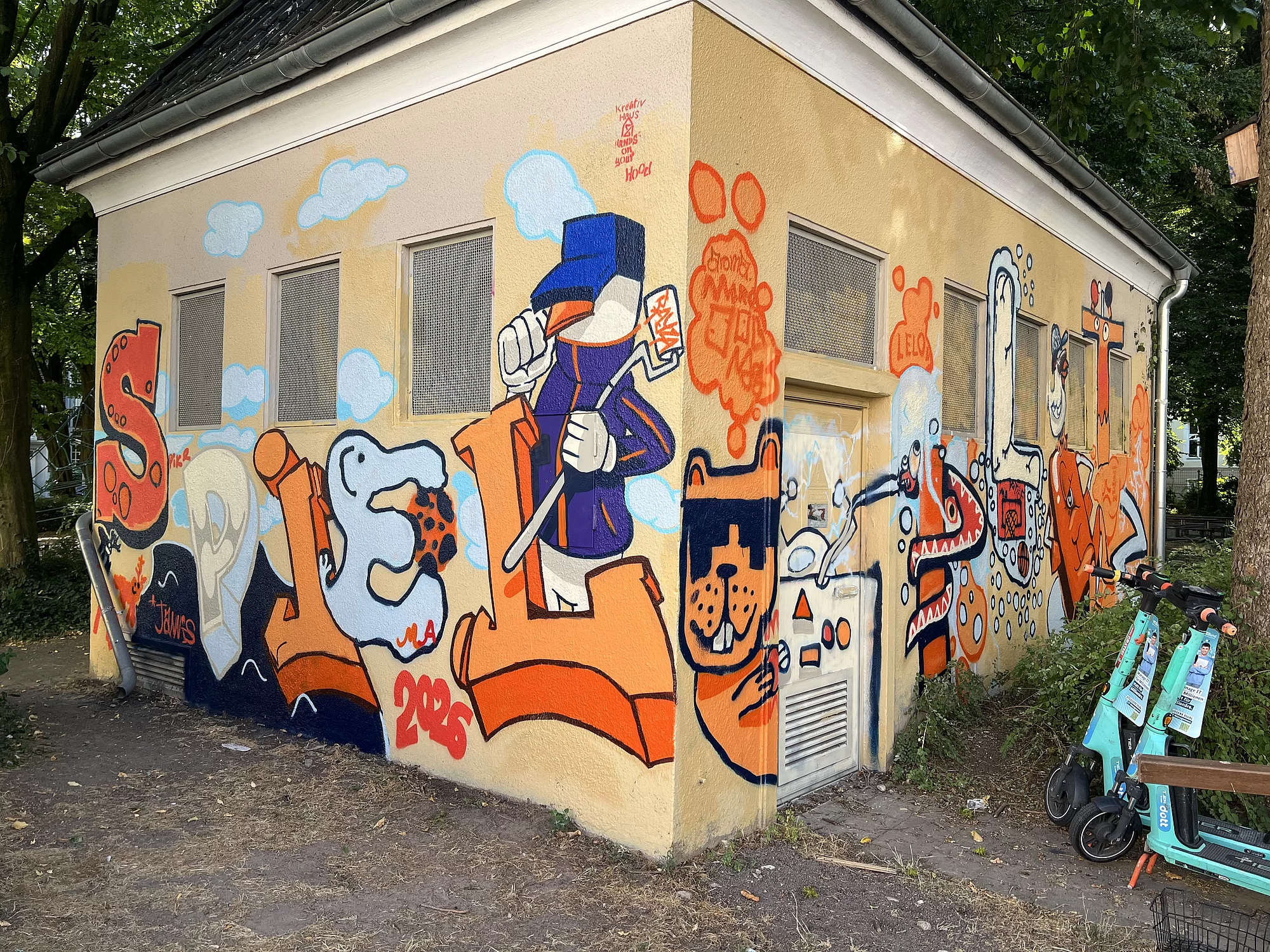 Graffiti auf dem Trafohäuschen am Zumsandespielplatz vom Projekt Hands On Your Hood der Jugendkunstschule im Kreativ-Haus
