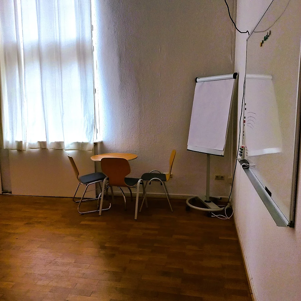 Kreativ-Haus Mehrzweckraum 6 mit kleiner Tischgruppe