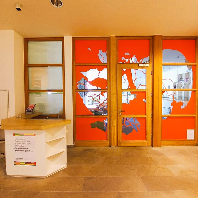 Kreativ-Haus Foyer mit Tür zum Cafe