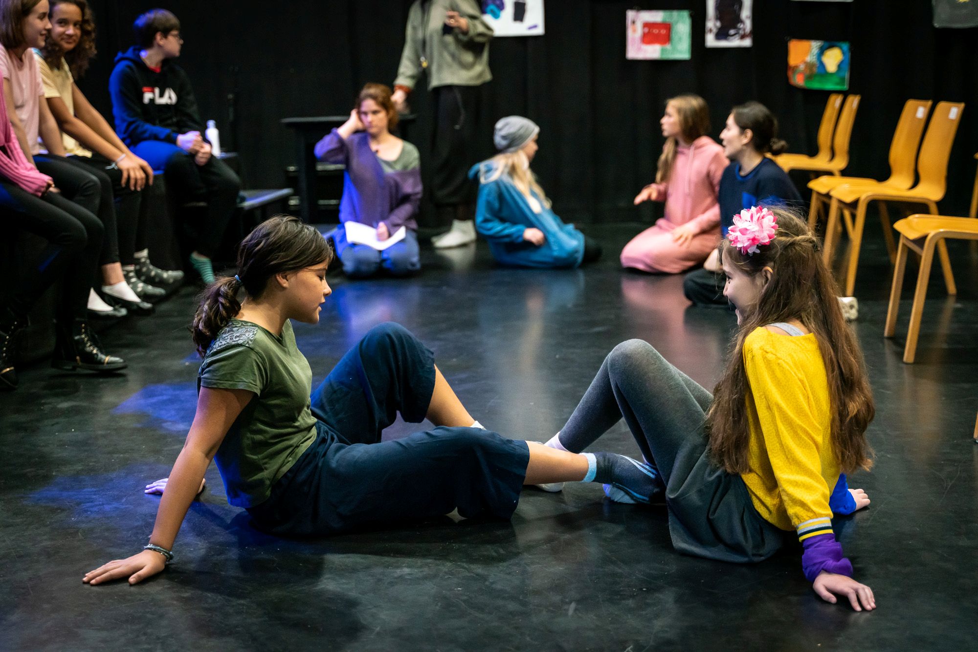 Kinder auf der Bühne im Ferienprojekt der Jugendkunstschule im Kreativ-Haus